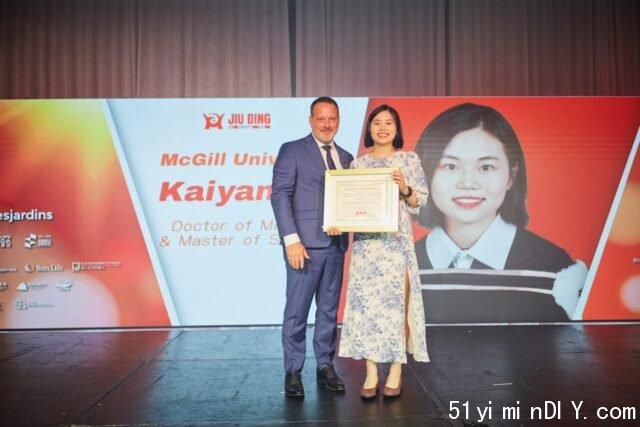 男人和女人站在墙边 中度可信度描述已自动生成